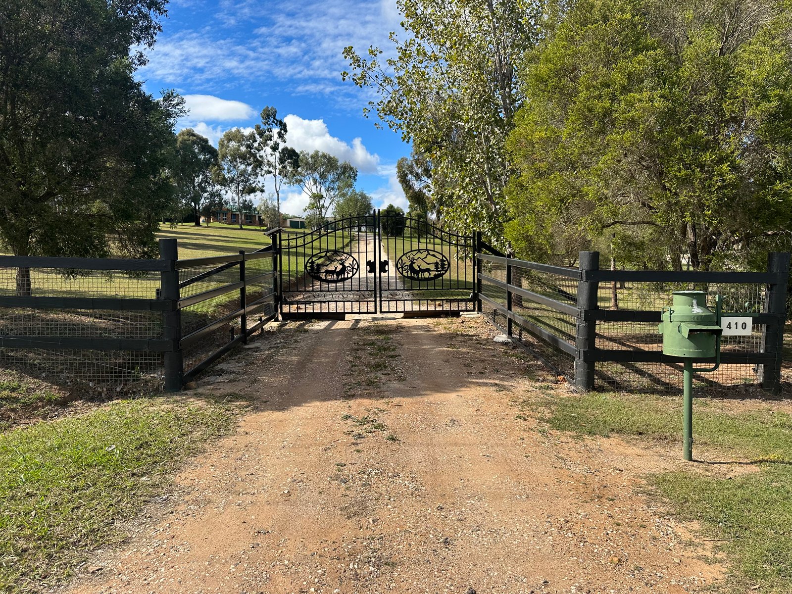 Decorative horse property entry gate