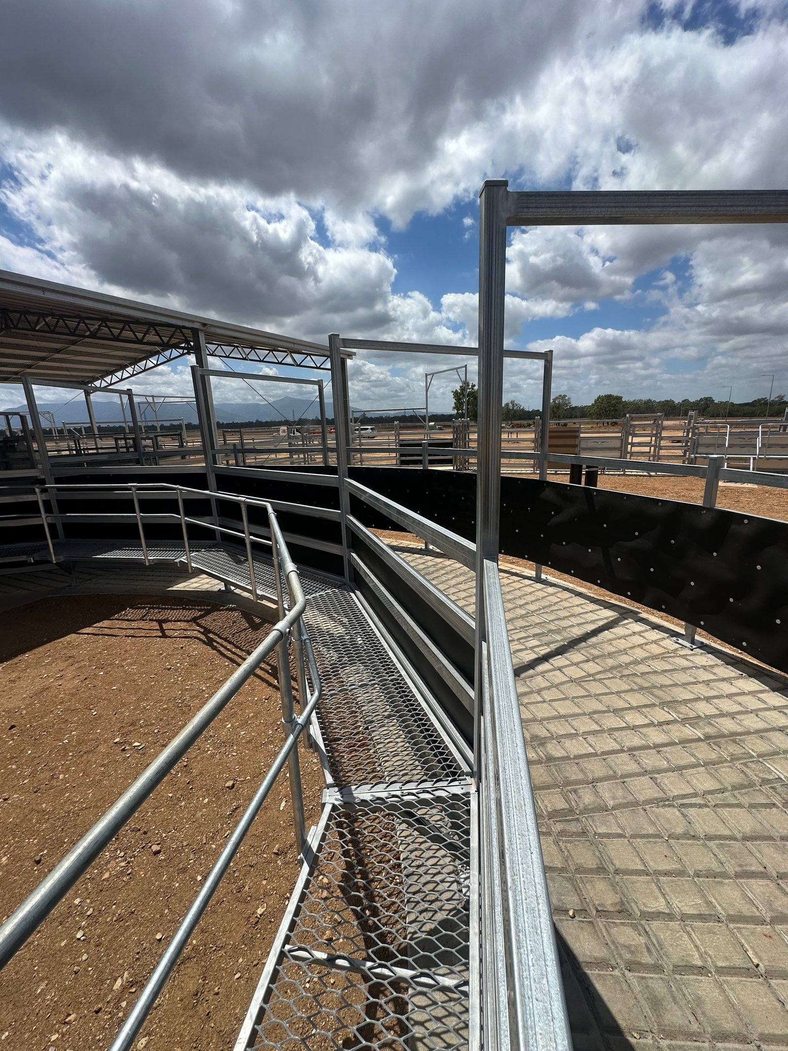 Curved roof race structure and catwalk